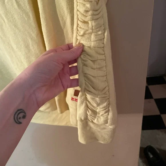 Peace love world Yellow Crewneck top - Picture 4 of 7